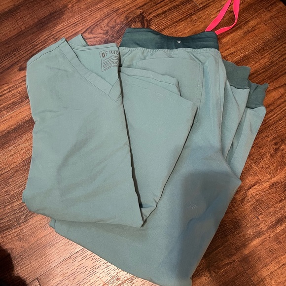Bundle of two sets of scrubs. - Picture 4 of 6